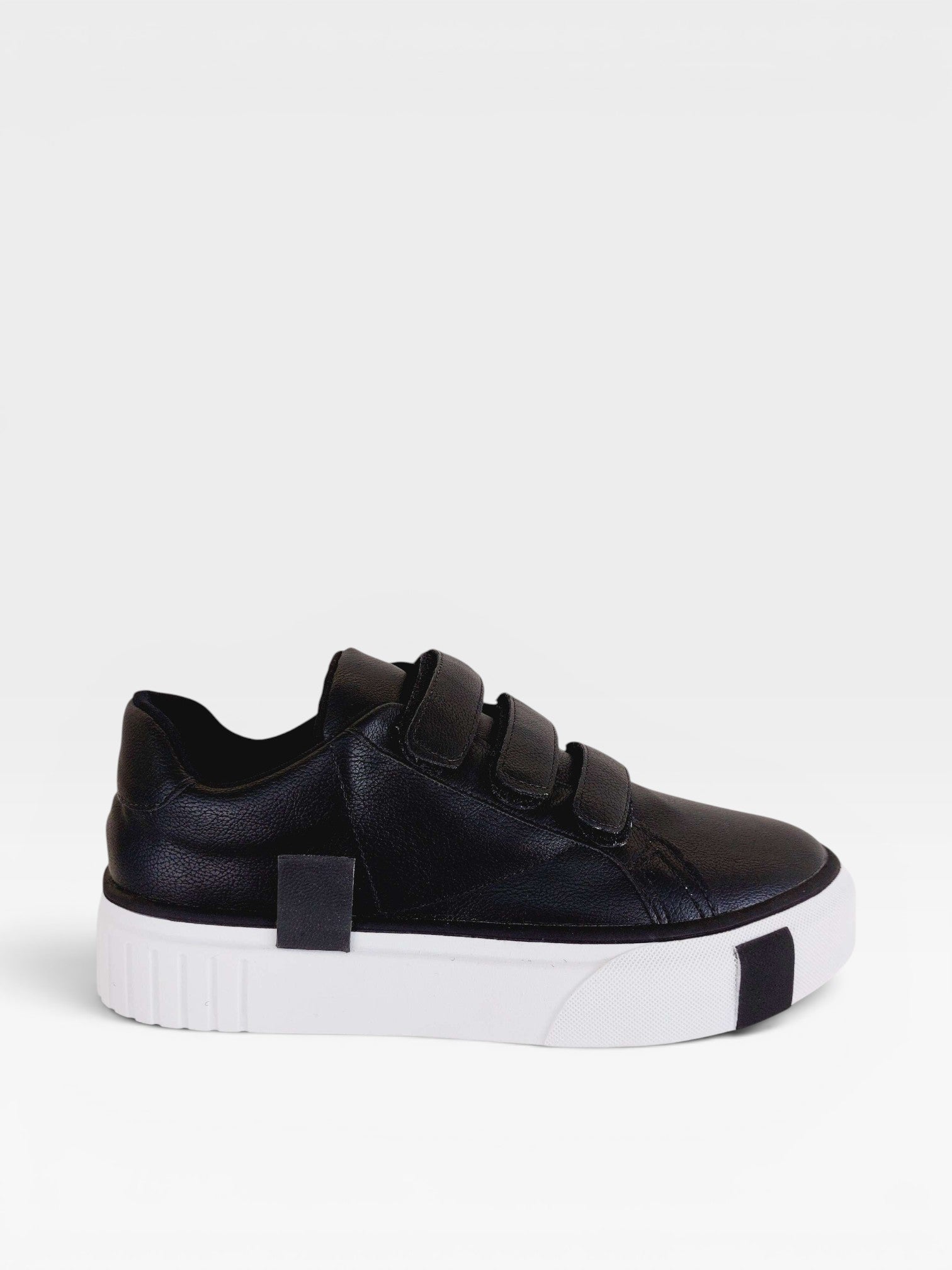Tênis casual Beyou Shoes Norway preto em napa com fechamento em velcro e solado plataforma branco