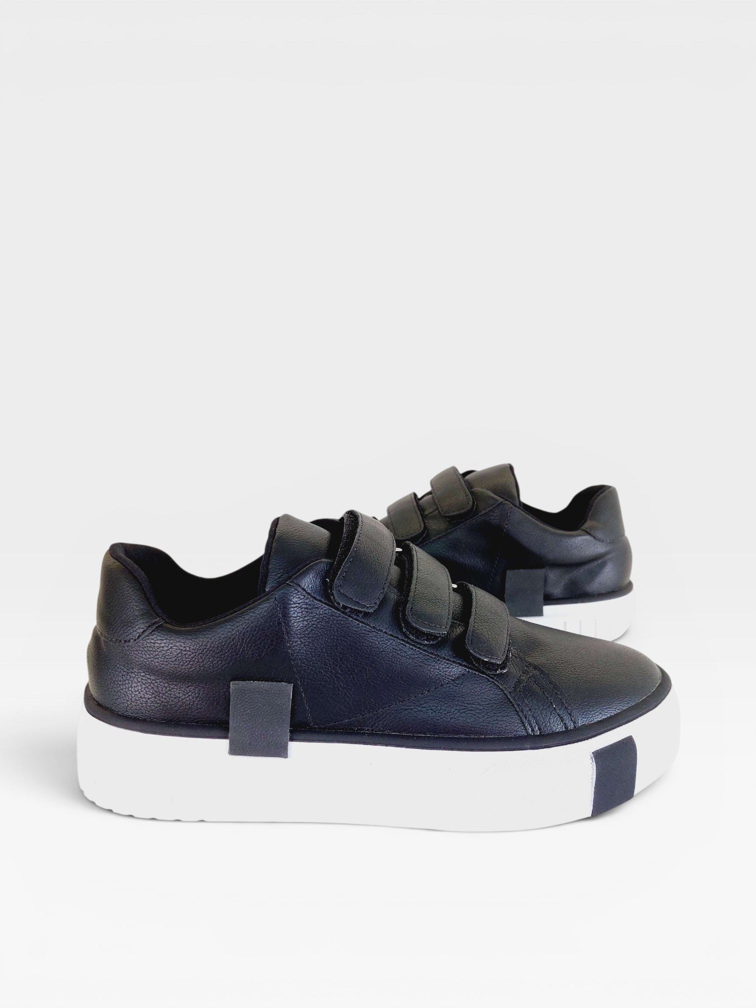 Tênis casual Beyou Shoes Norway preto em napa com fechamento em velcro e solado plataforma branco