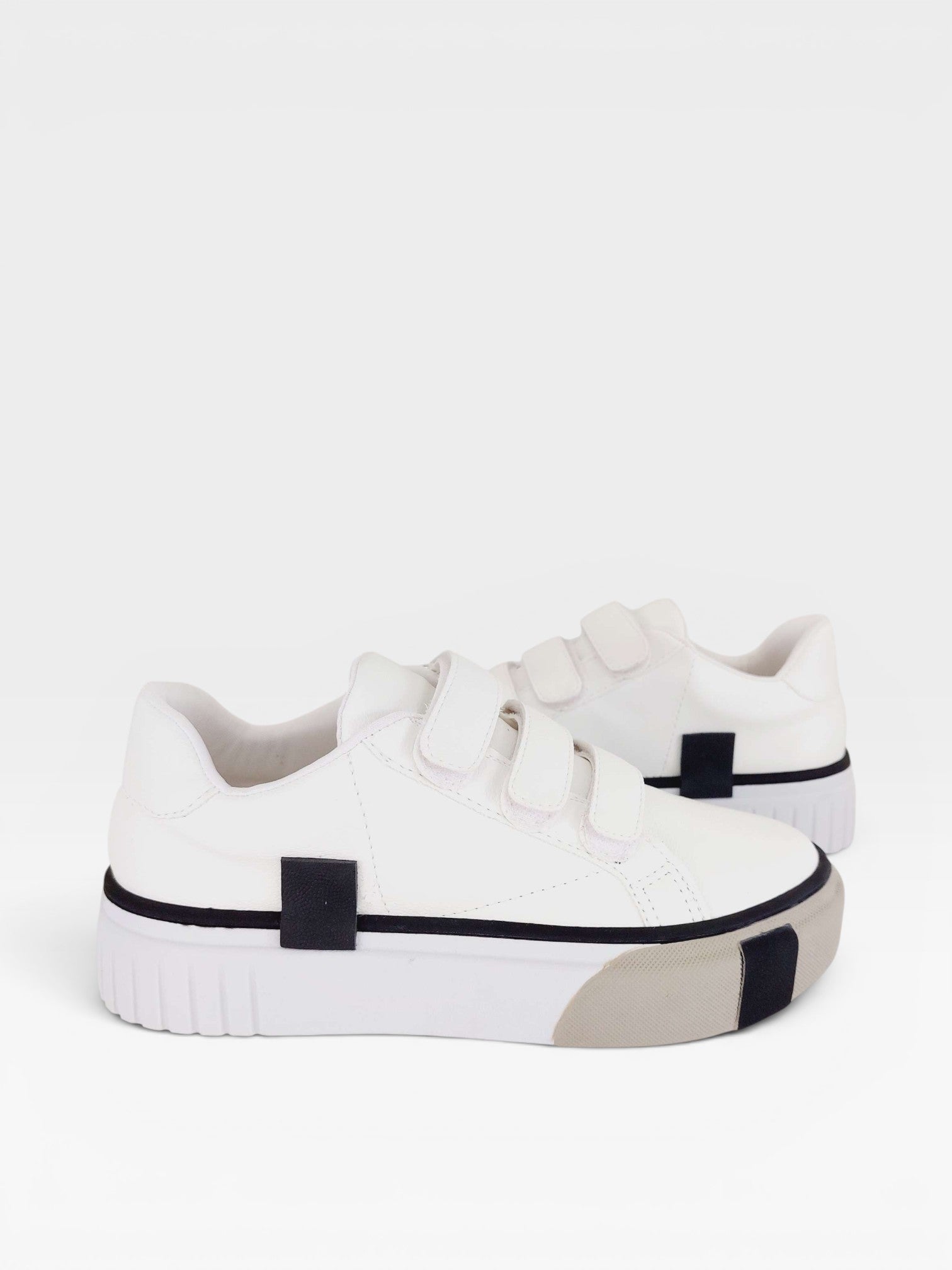 Tênis casual Beyou Shoes Norway branco com detalhes cinza, feito em napa com fechamento prático em velcro.