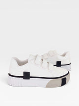 Tênis casual Beyou Shoes Norway branco com detalhes cinza, feito em napa com fechamento prático em velcro.