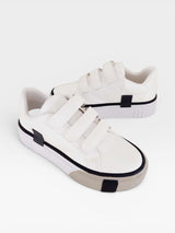 Tênis casual Beyou Shoes Norway branco com detalhes cinza, feito em napa com fechamento prático em velcro.