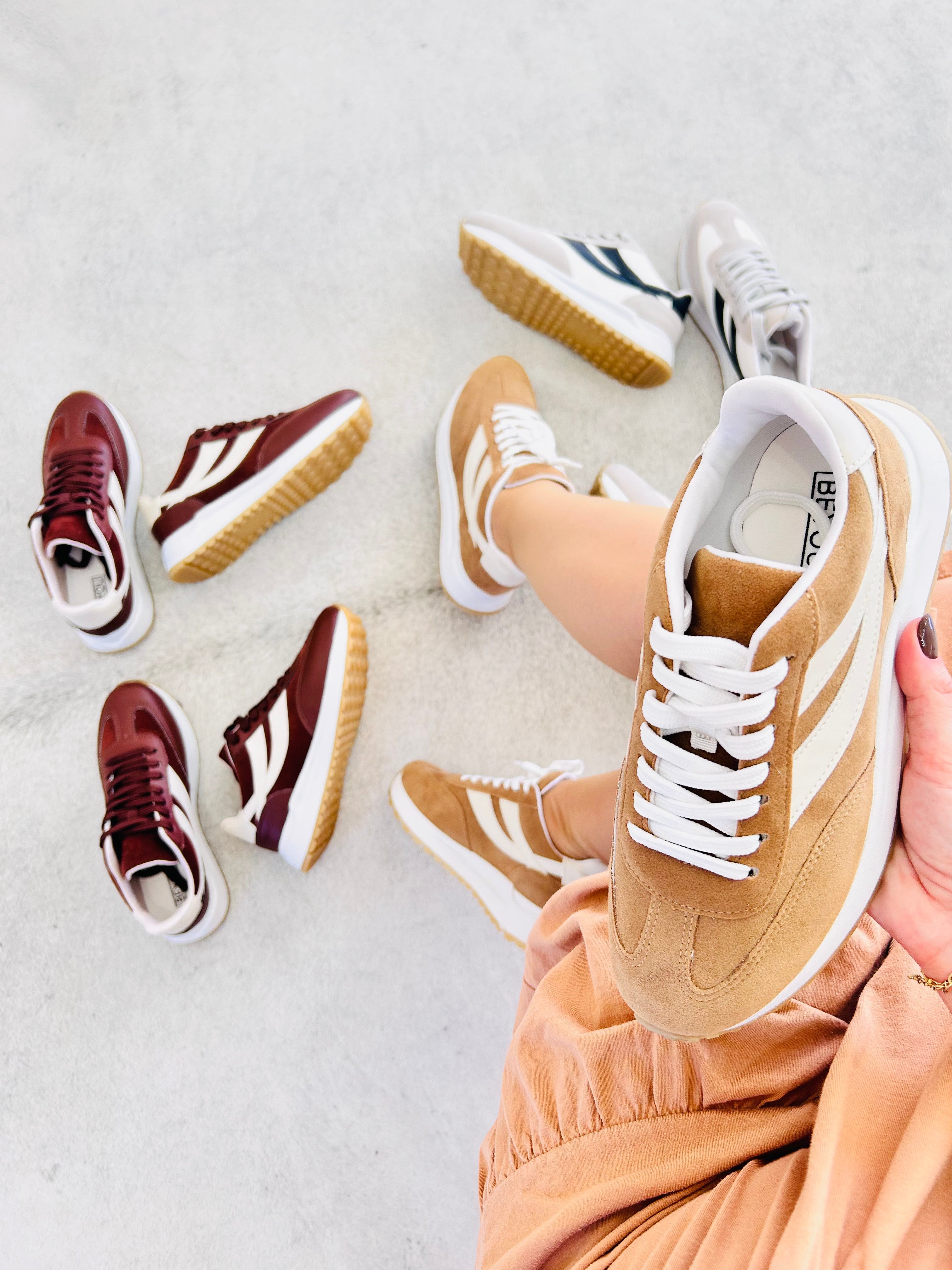 Tênis Oslo bege Beyou Shoes em tecido e camurça sintética com cadarços brancos, exibido em composição com outros pares.