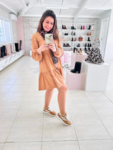 Mulher usando tênis Beyou Shoes Oslo bege de tecido e camurça sintética em loja de calçados com design minimalista.