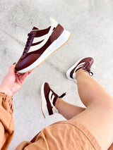 Tênis Beyou Shoes Oslo marrom em tecido e camurça sintética com detalhes off-white, exibido em pé e na mão.