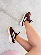 Tênis Beyou Shoes Oslo marrom em tecido e camurça sintética com detalhes brancos e solado flat