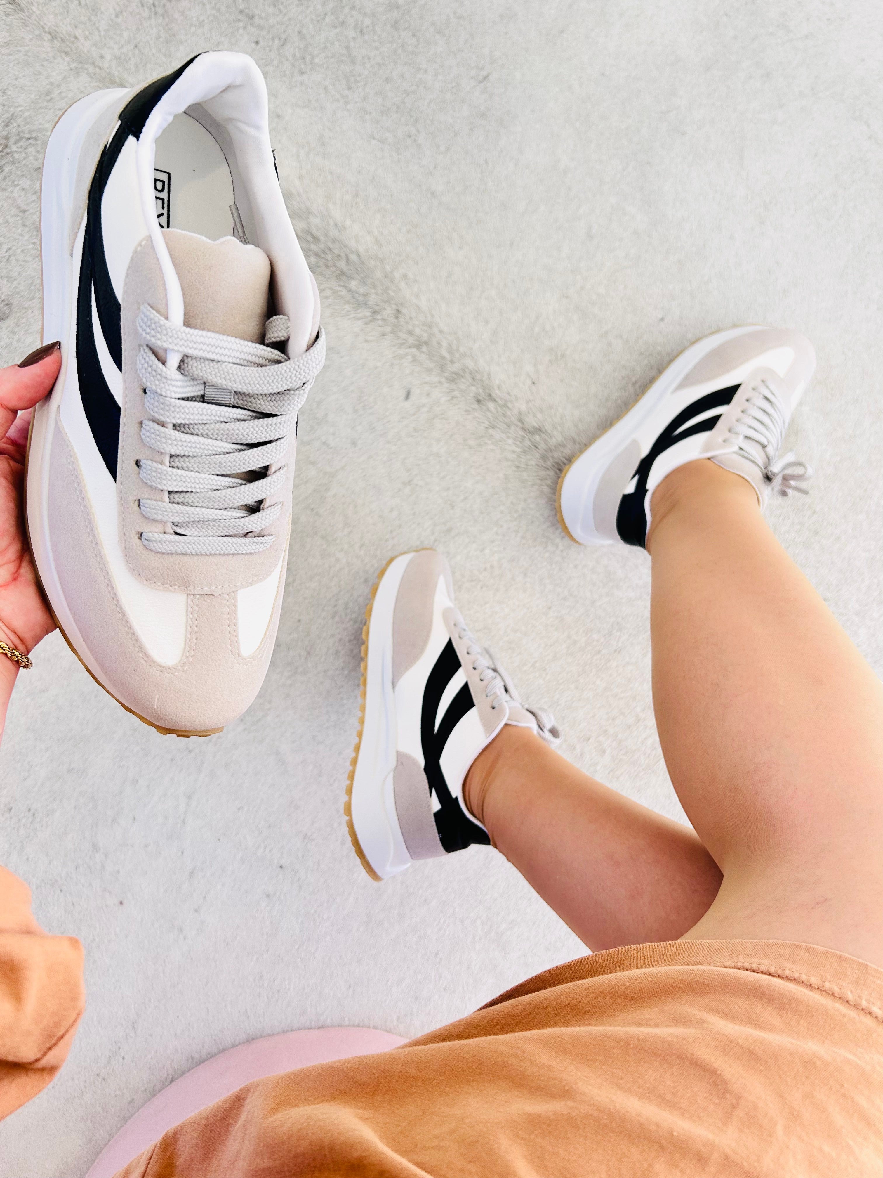 Tênis Beyou Shoes Oslo off white com detalhes em camurça sintética e tecido, design minimalista e solado esportivo.