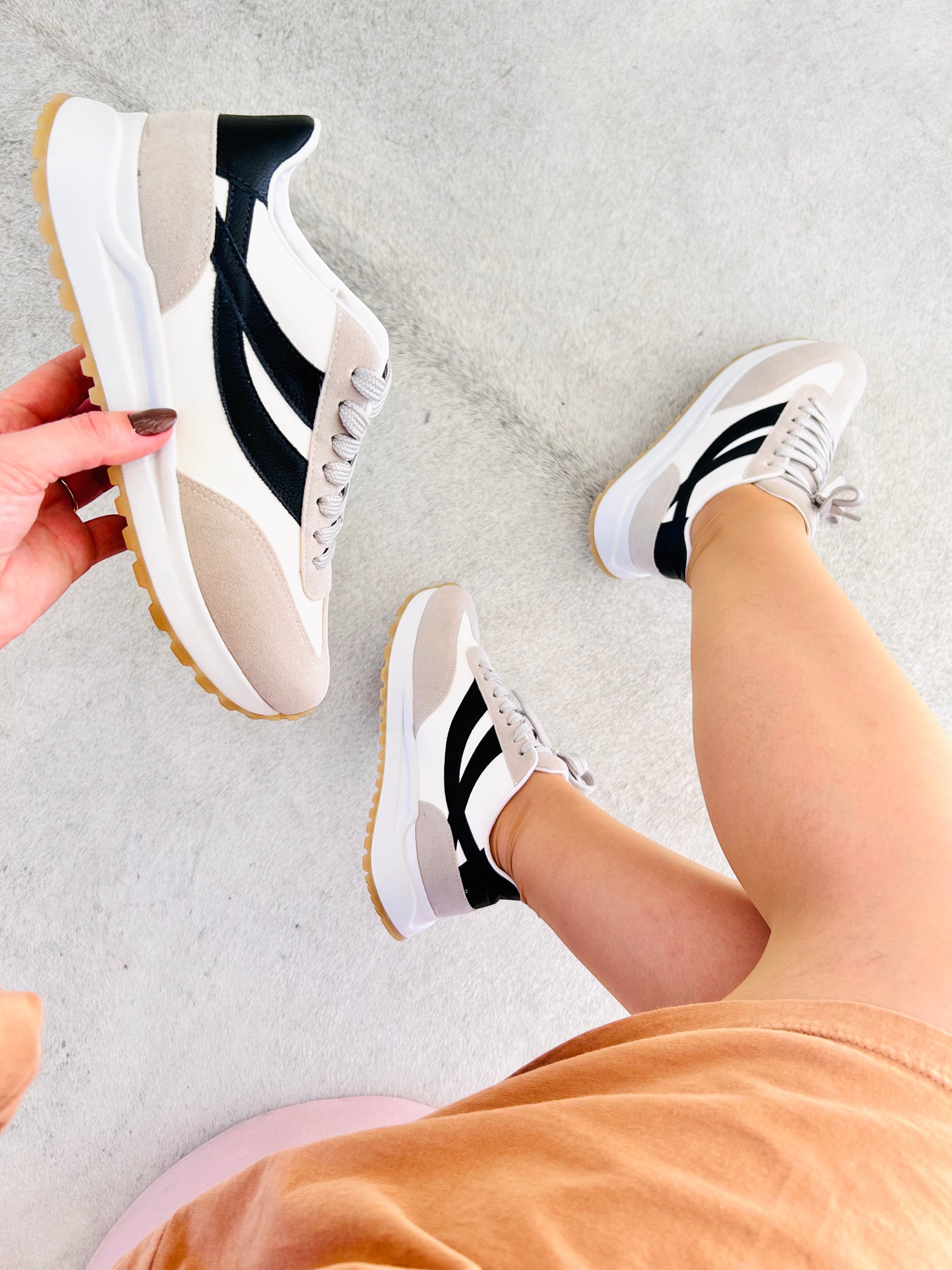 Tênis Beyou Shoes Oslo off white em tecido e camurça sintética com detalhes pretos e solado de borracha
