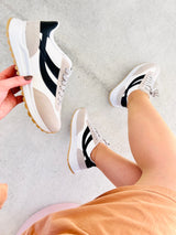 Tênis Beyou Shoes Oslo off white em tecido e camurça sintética com detalhes pretos e solado de borracha