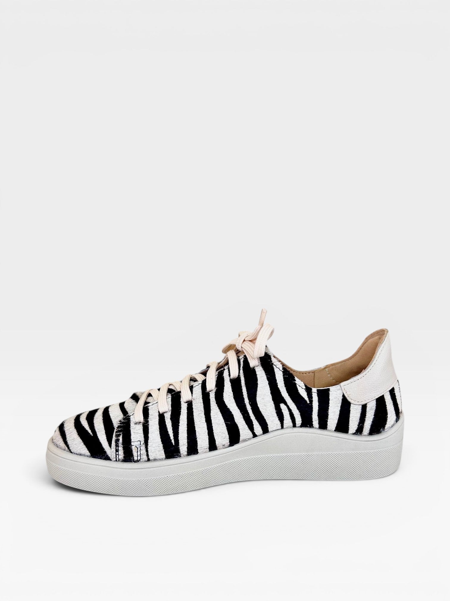 Tênis Beyou Shoes Savannah em couro com estampa animal print de zebra, cadarços claros e solado baixo branco.