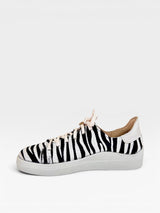 Tênis Beyou Shoes Savannah em couro com estampa animal print de zebra, cadarços claros e solado baixo branco.