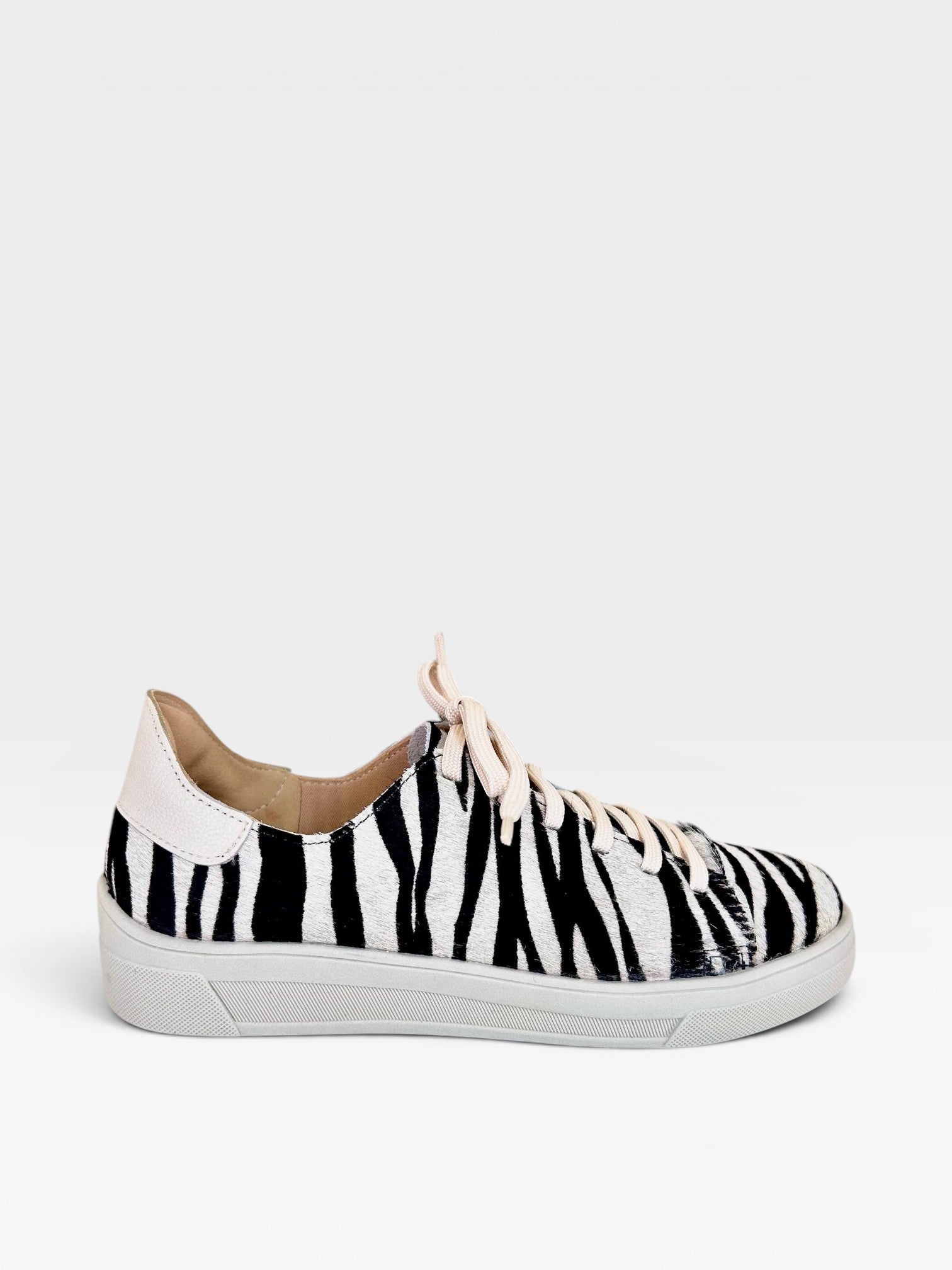 Tênis Beyou Shoes Savannah em couro com estampa animal print de zebra e solado baixo branco