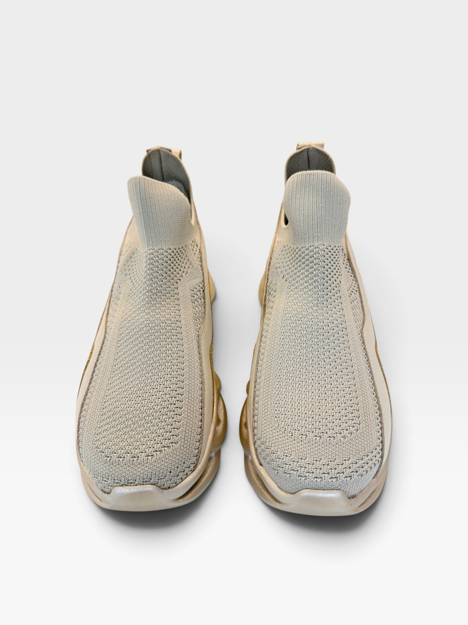 Tênis Beyou Shoes Taiwan em knit bege e detalhes em couro ouro light com solado robusto e design urbano