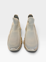 Tênis Beyou Shoes Taiwan em knit bege e detalhes em couro ouro light com solado robusto e design urbano