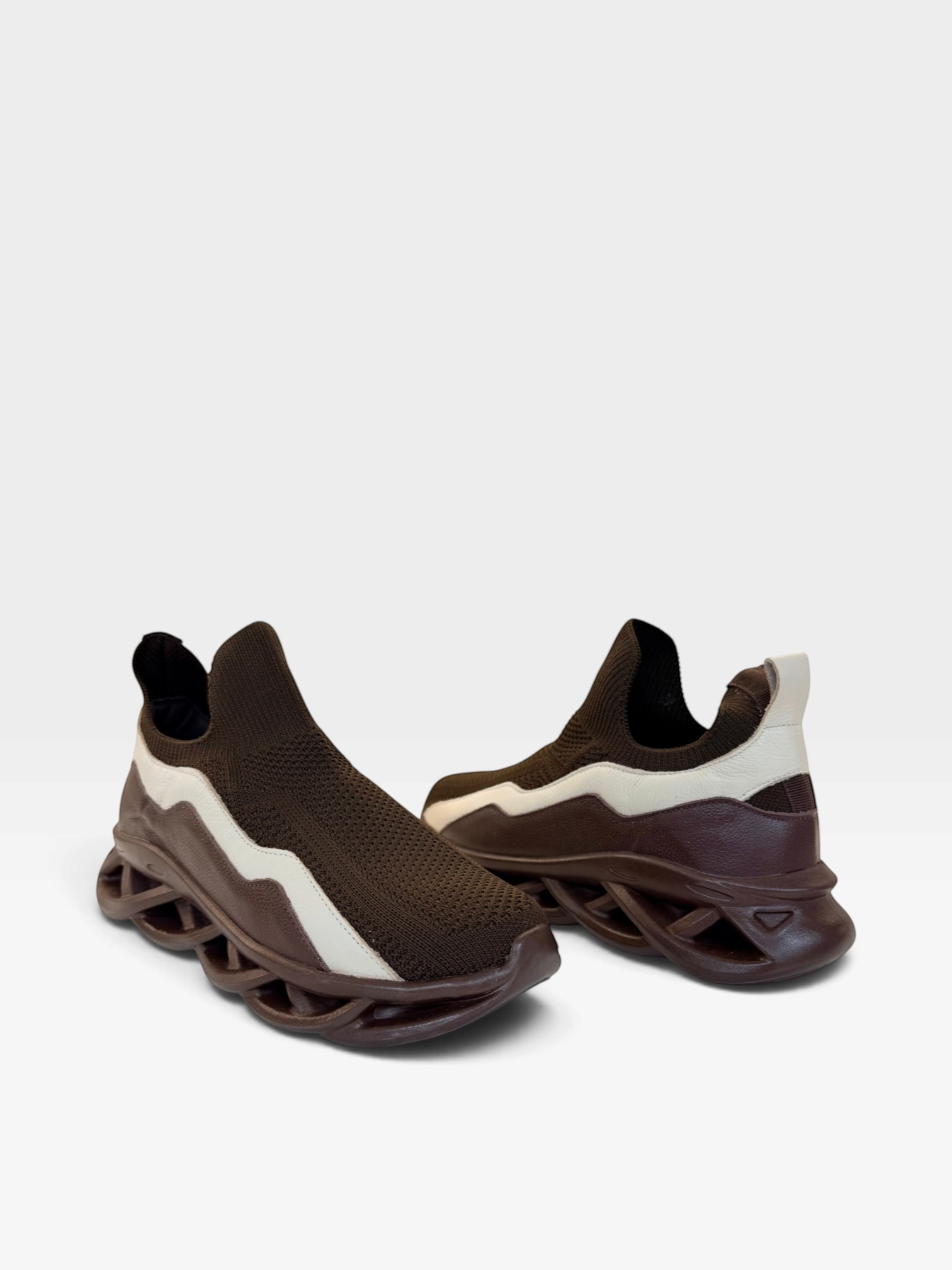 Tênis Beyou Shoes Taiwan em couro e knit marrom com detalhes off white e solado robusto