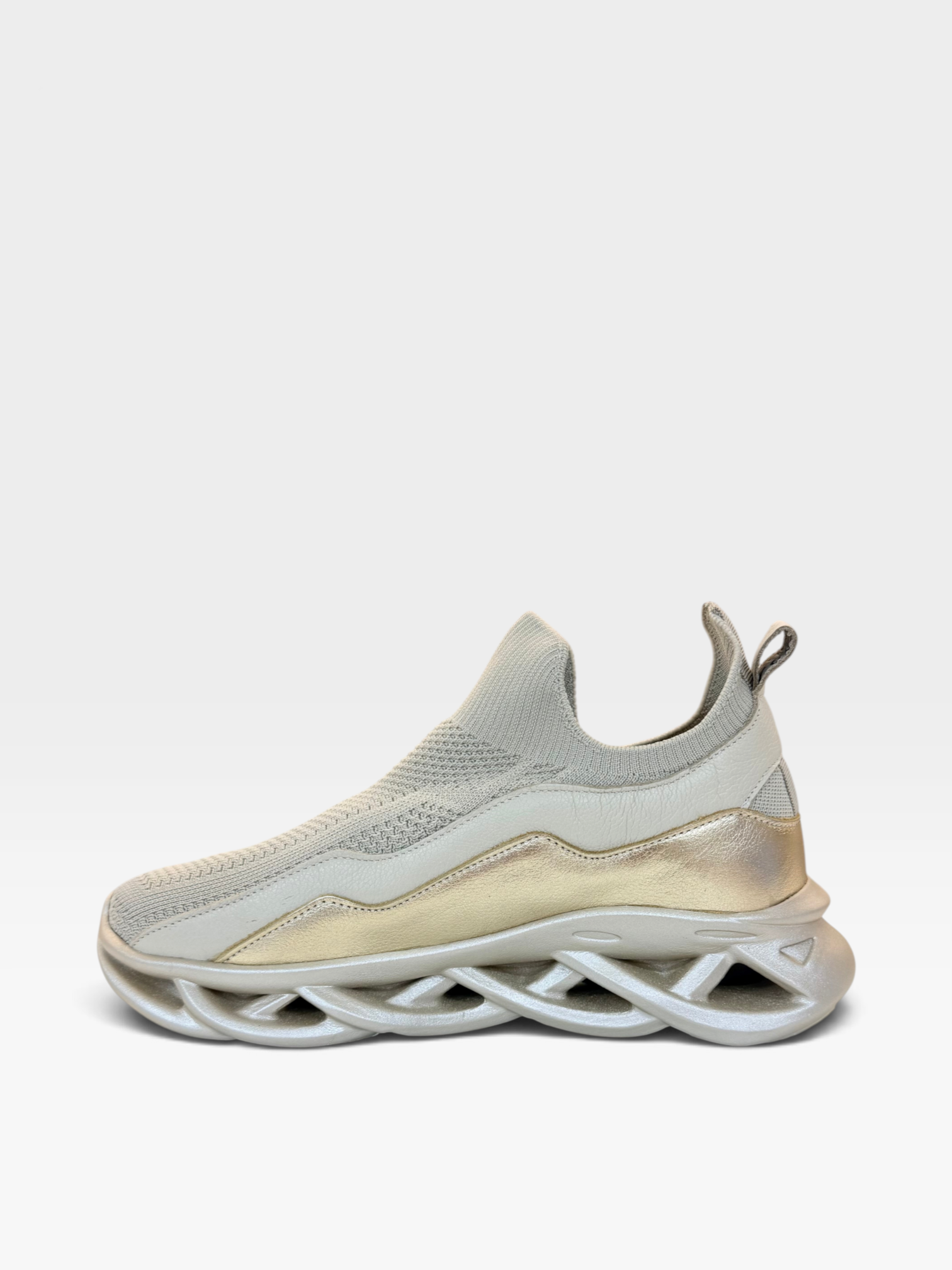 Tênis Beyou Shoes Taiwan em couro e knit bege com detalhes em ouro light e solado moderno estruturado
