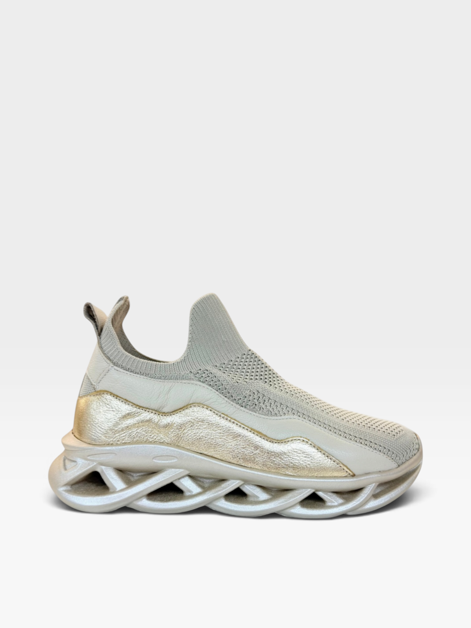 Tênis Beyou Shoes Taiwan em couro e knit bege com detalhes em ouro light e solado robusto moderno