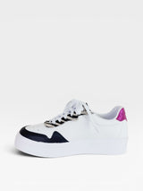 Tênis Beyou Shoes Vienna em couro branco com detalhes em animal print e calcanhar rosa metalizado