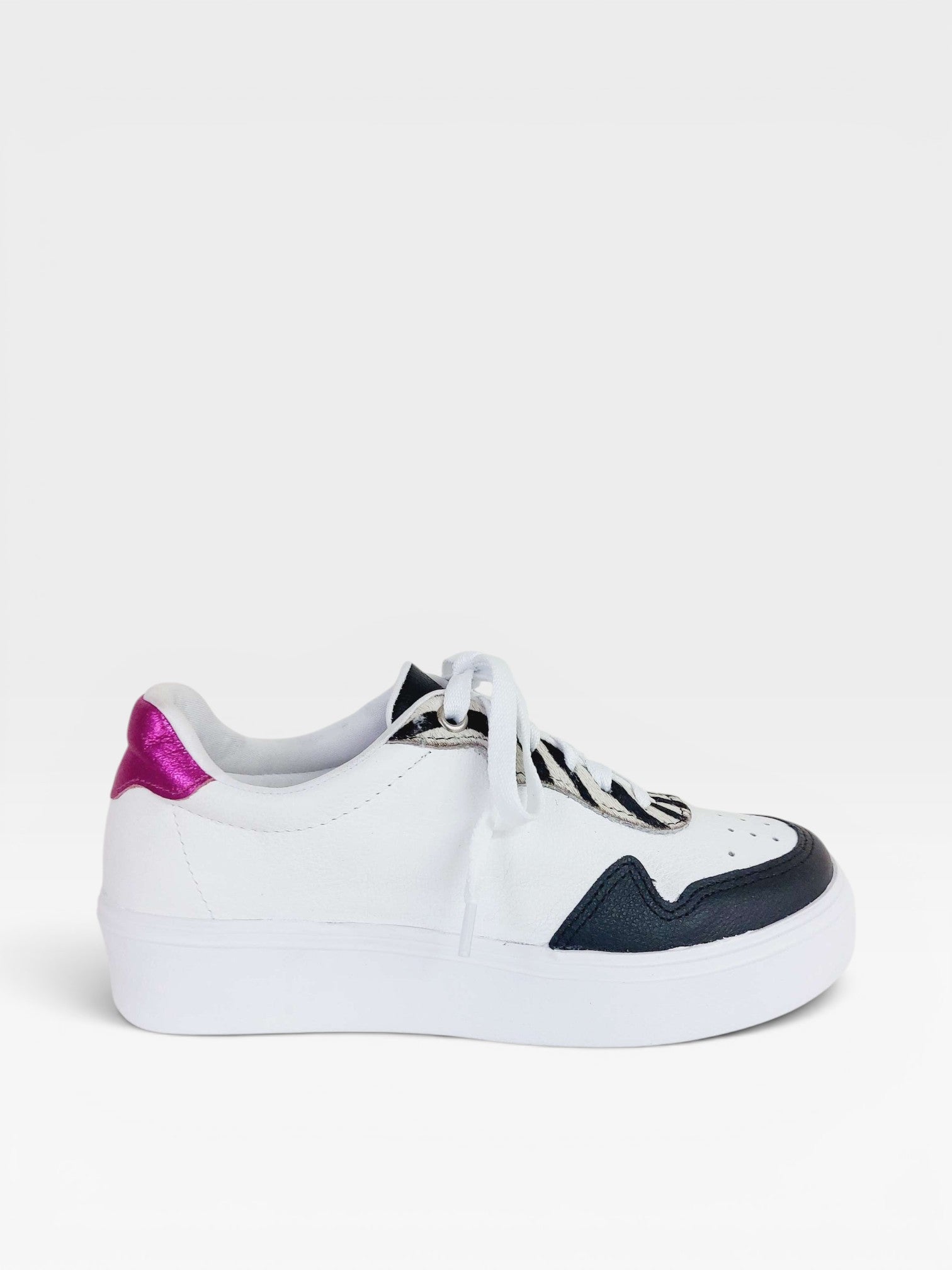 Tênis Beyou Shoes Vienna em couro branco com detalhes em rosa metalizado e estampa animal print, design casual moderno.