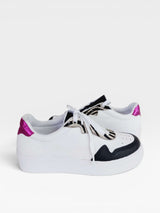 Tênis Beyou Shoes Vienna em couro branco com detalhes em rosa metalizado e estampa animal print no cabedal