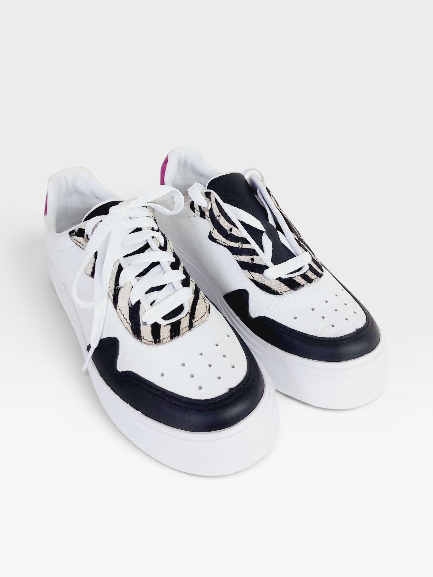Tênis Beyou Shoes Vienna em couro branco com detalhes em animal print e rosa, design moderno e sola flat.