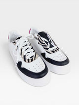 Tênis Beyou Shoes Vienna em couro branco com detalhes em animal print e rosa, design moderno e sola flat.