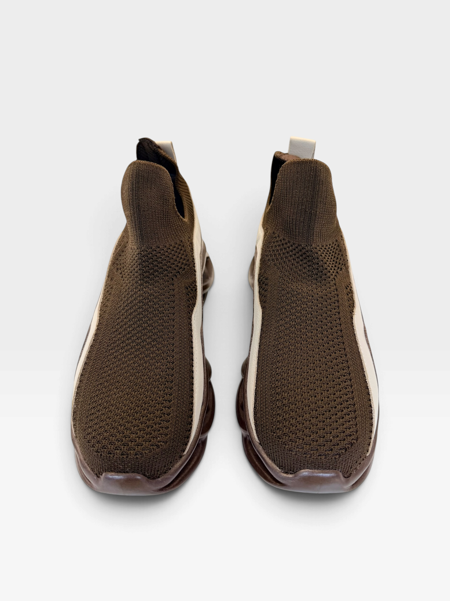 Tênis Beyou Shoes Taiwan em knit marrom com detalhes off white e solado robusto, estilo urbano e moderno.